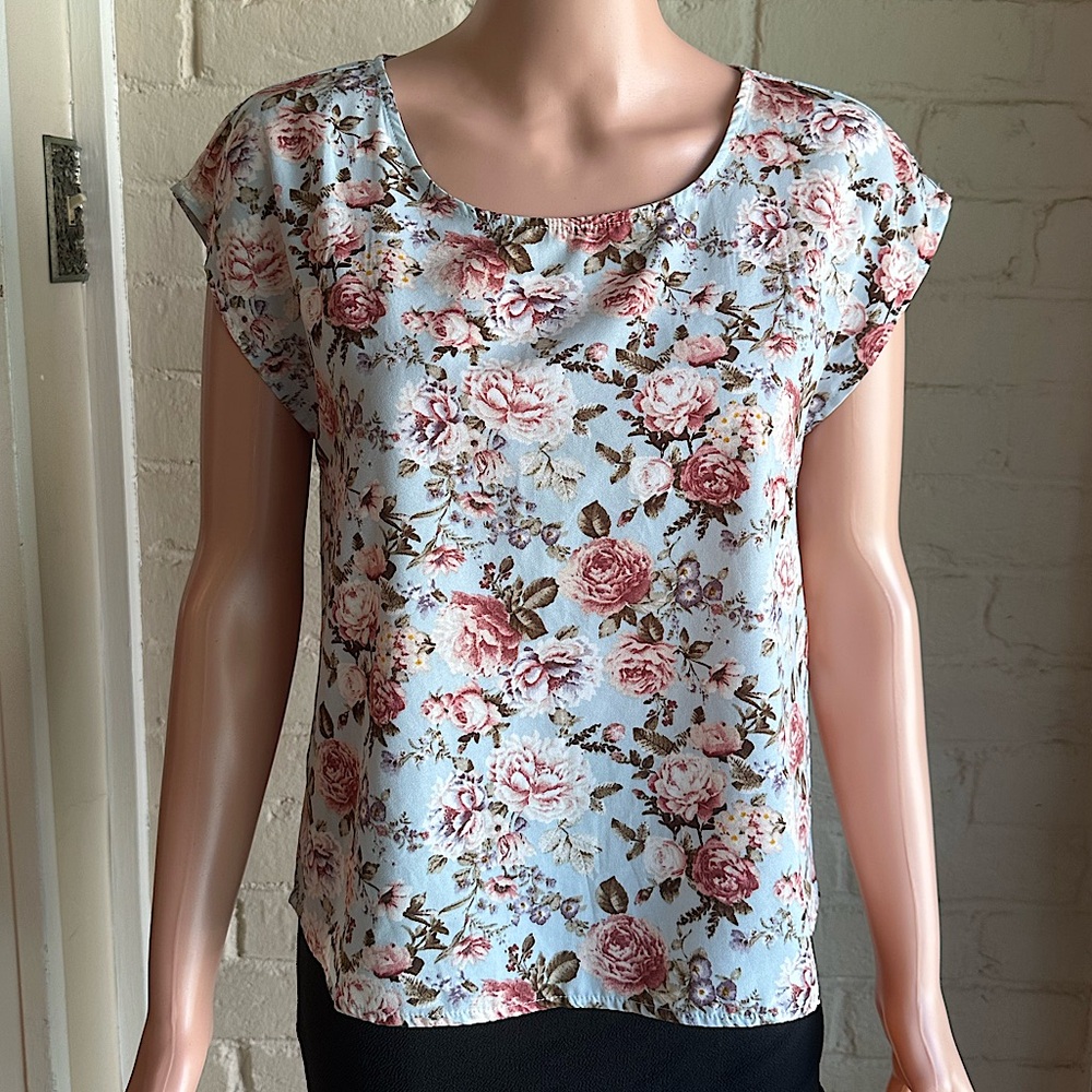 Forever 21 light blue and pink floral size small summer blouse top